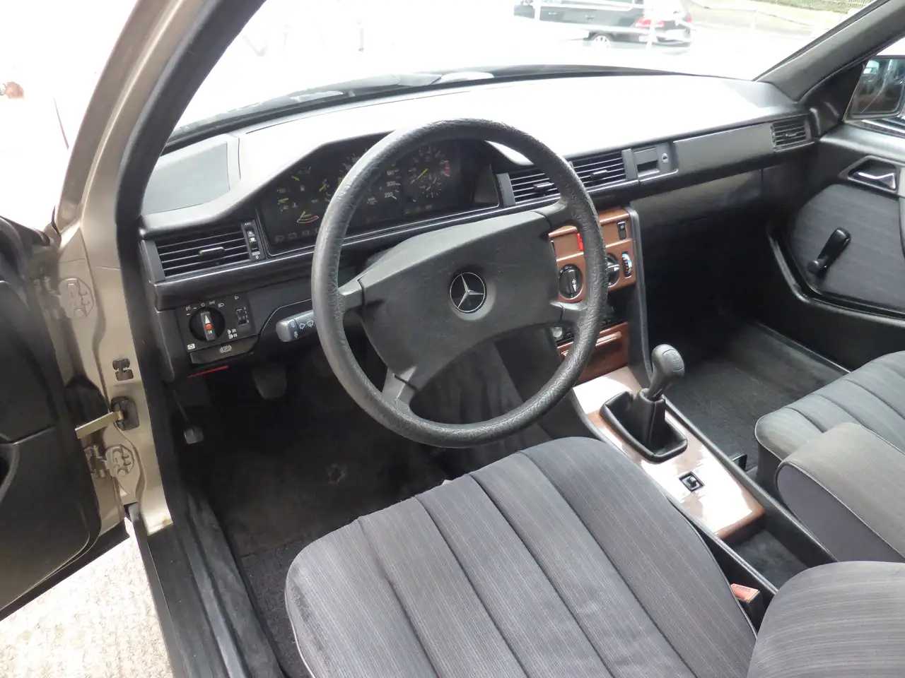 Mercedes-Benz E 200 200, foto 10