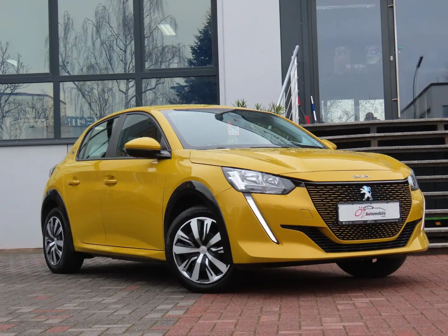 Peugeot 208 e 136 Active Navigation CarPlay Gelb - 1
