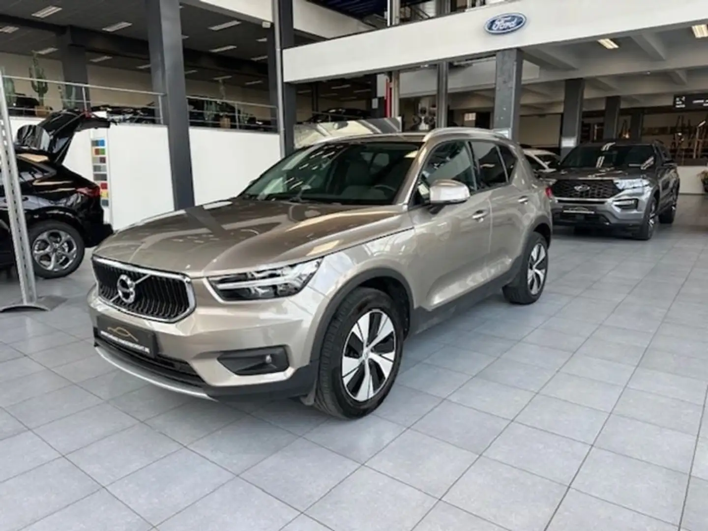 Volvo XC40 MOMENTUM BENZINE AUTOMAAT MET LEDER Zilver - 2