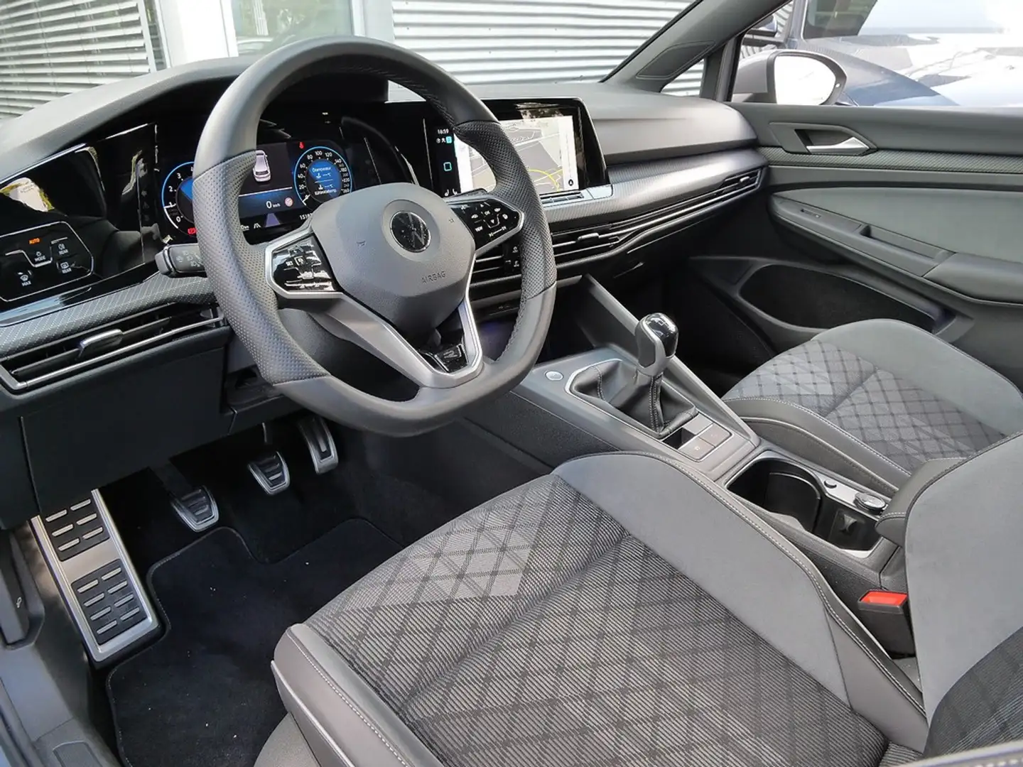 Volkswagen Golf 8 R-Line 1.5 TSI Navi LED TravelAssist Grijs - 1