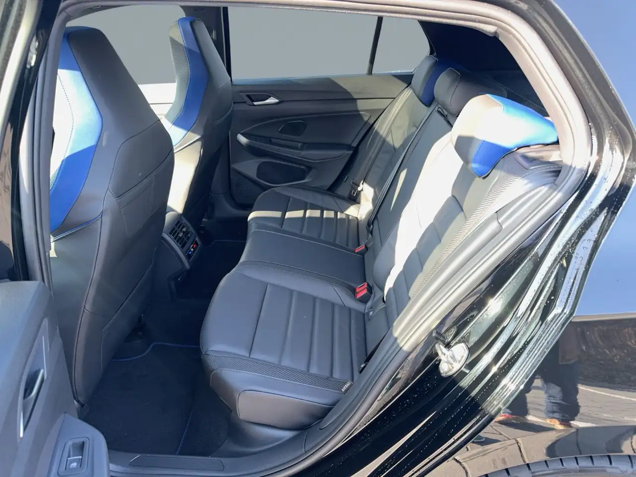 Volkswagen Golf R Black Edition ABT Akrapovic/AHK/Pano/360/ 12