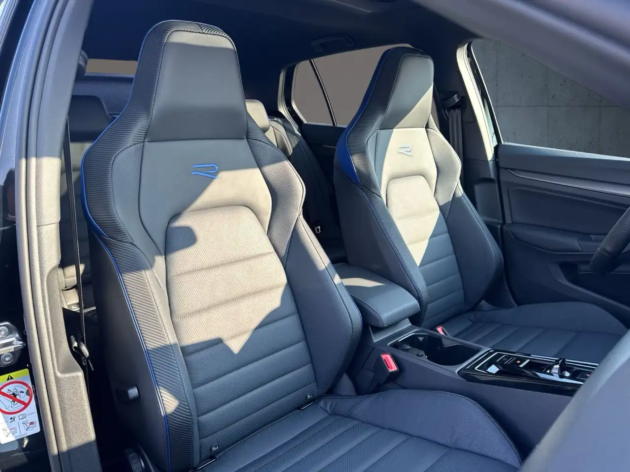 Volkswagen Golf R Black Edition ABT Akrapovic/AHK/Pano/360/ 16