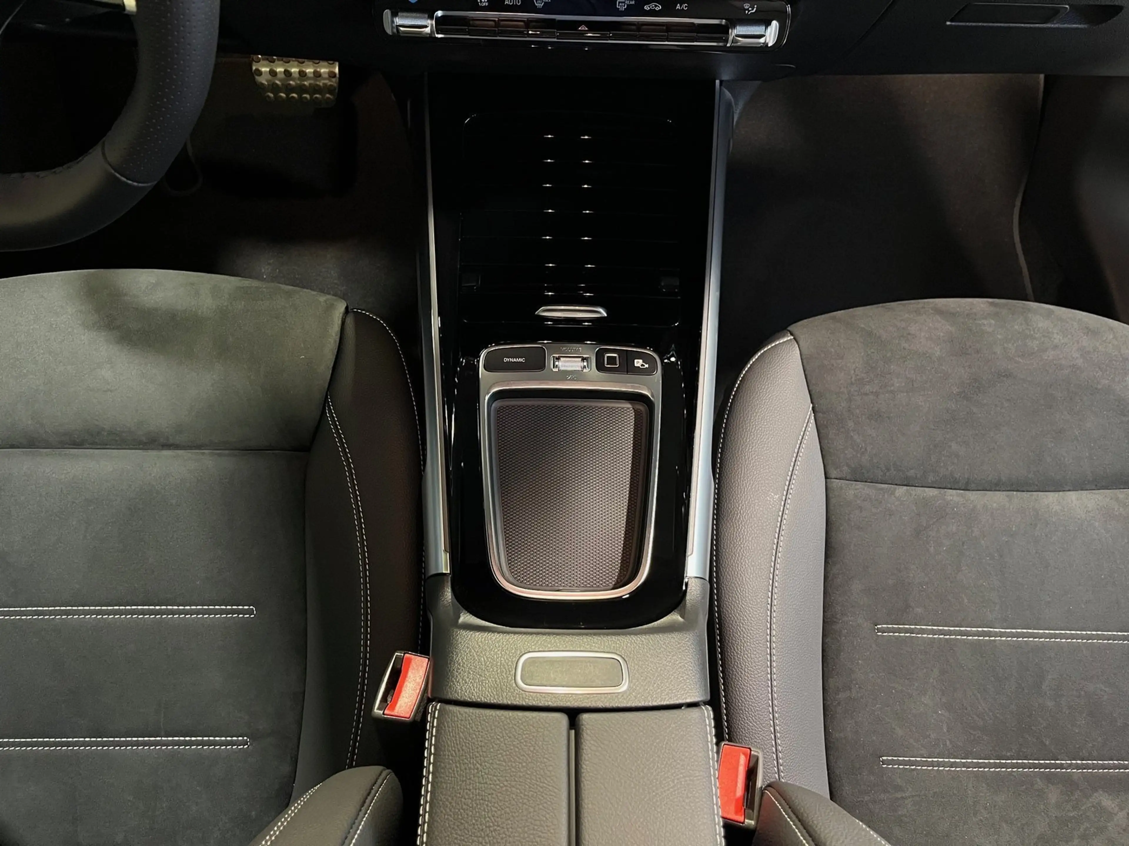Mercedes-Benz GLB 220 d 4M AMG Night Pano/7Sitz/AHK/Distr./20" — photo 10
