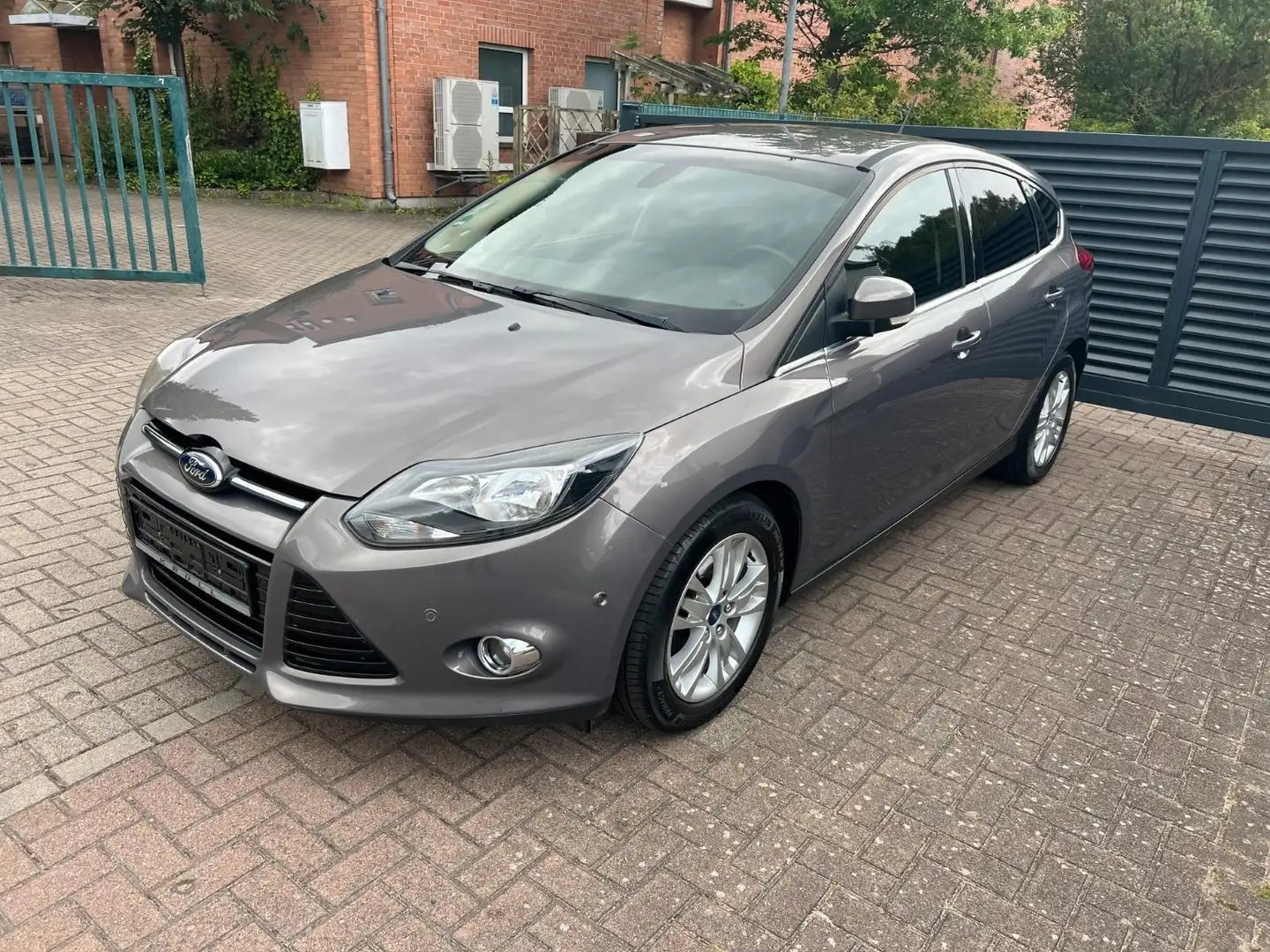 Ford Focus Focus 1.0 EcoBoost Titanium Grau - 1