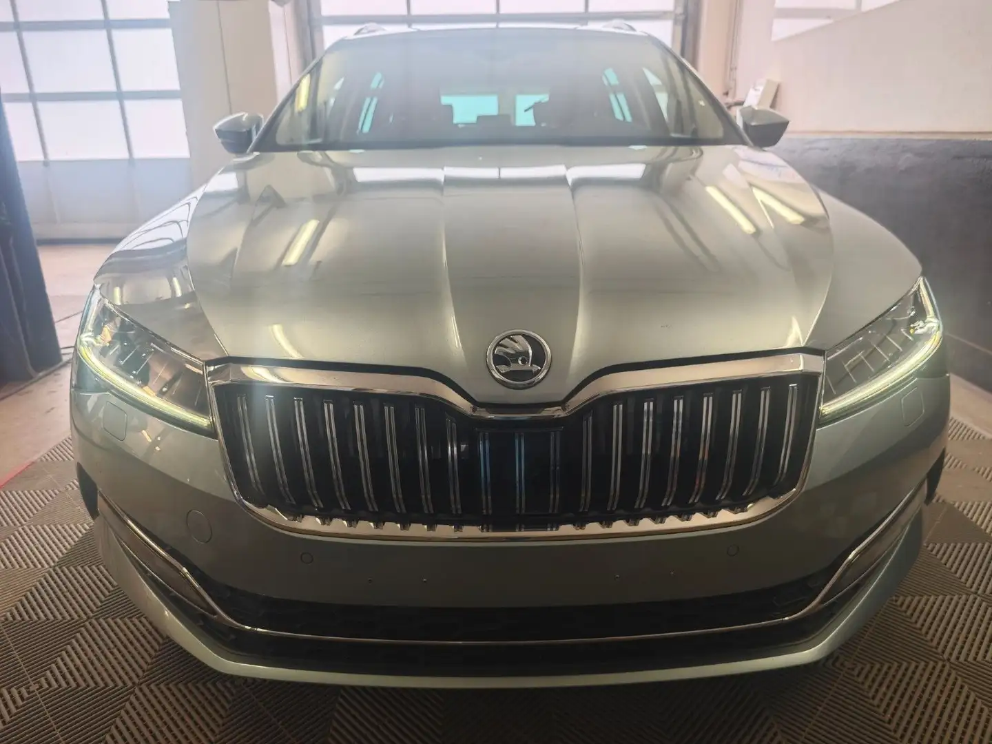 Skoda Superb Combi Premium Edition*Leder*Ambi*AHK Grau - 2