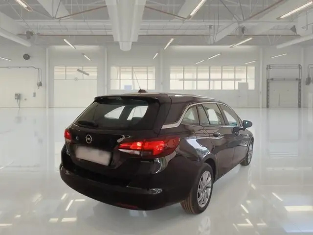 Opel Astra view 4