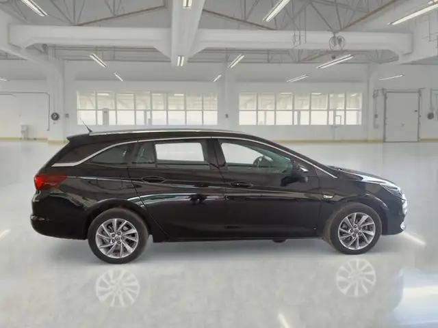 Opel Astra view 3