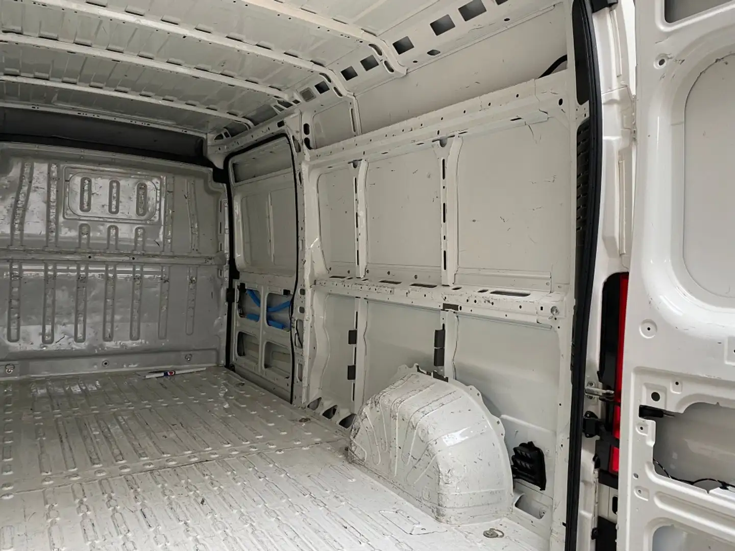 Peugeot Boxer Furgón 2.0BlueHDI 335 L3H2 130 Wit - 2