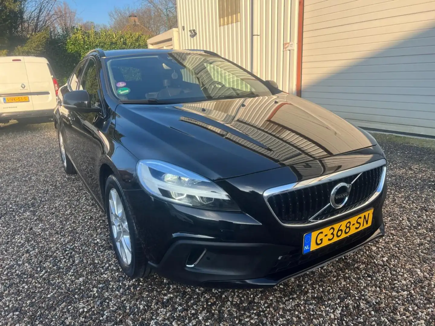 Volvo V40 Cross Country 1.5 T3 Polar+ Luxury HARMN/KARDON.PANO.LEER.NAP! Zwart - 2