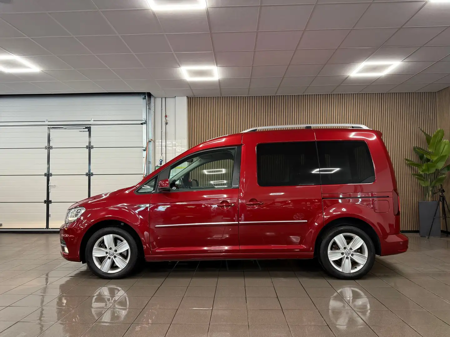 Volkswagen Caddy 1.4 TSI * Trekhaak / Parkeersensoren / Navigatie / Rood - 2