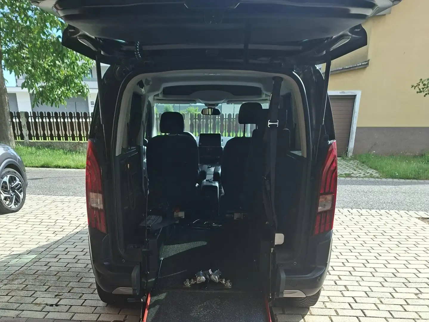 Peugeot Rifter Rifter 1,5 BlueHDI Rollstuhlumbau Schwarz - 1