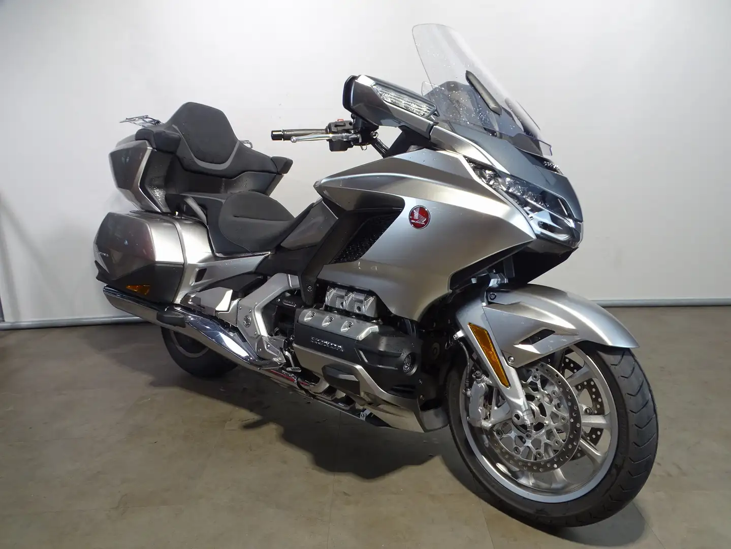 Honda GL 1800 TOURING DELUXE DCT Stříbrná - 2