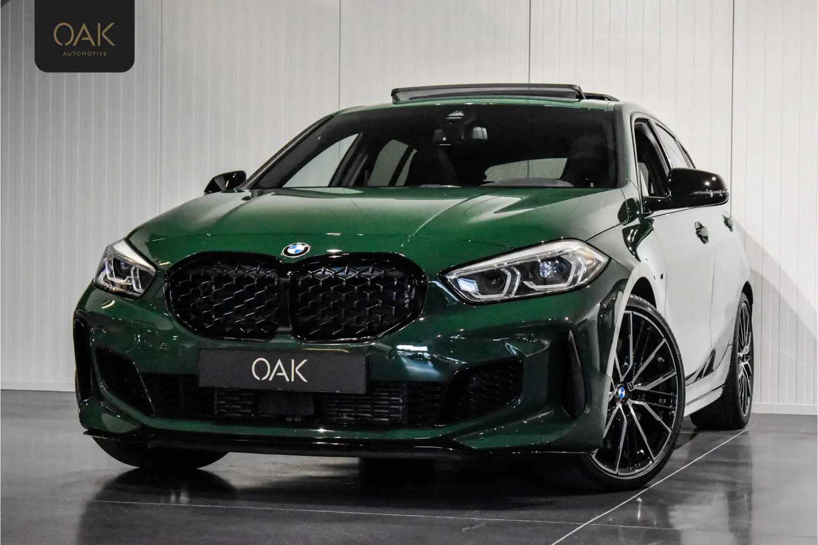 BMW 135 1-serie M135i xDrive | Live Cockpit | Panorama | S Vert - 1