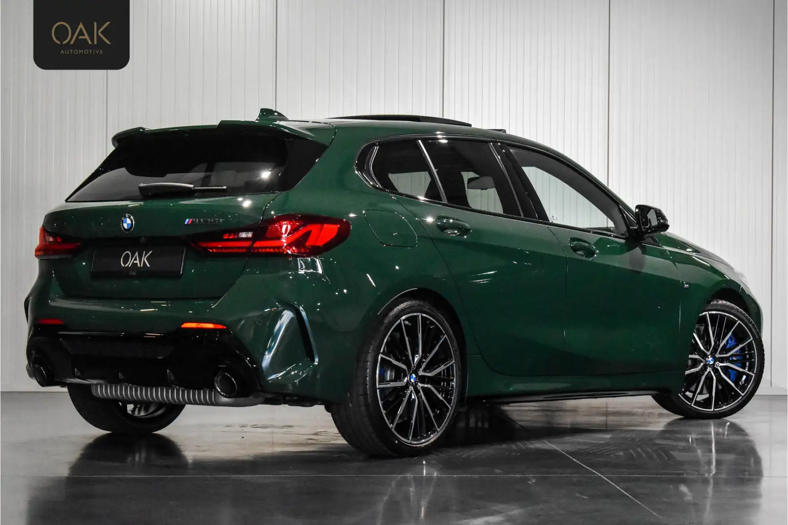 BMW 135 1-serie M135i xDrive | Live Cockpit | Panorama | S Vert - 2