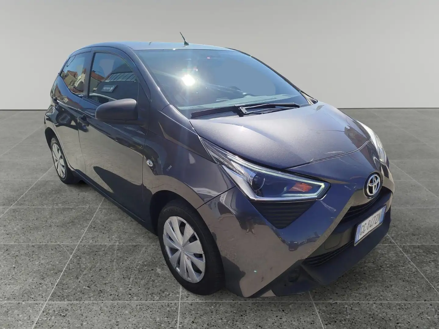 Toyota Aygo Connect 1.0 VVT-i 72CV 5 porte x-business light Grigio - 1