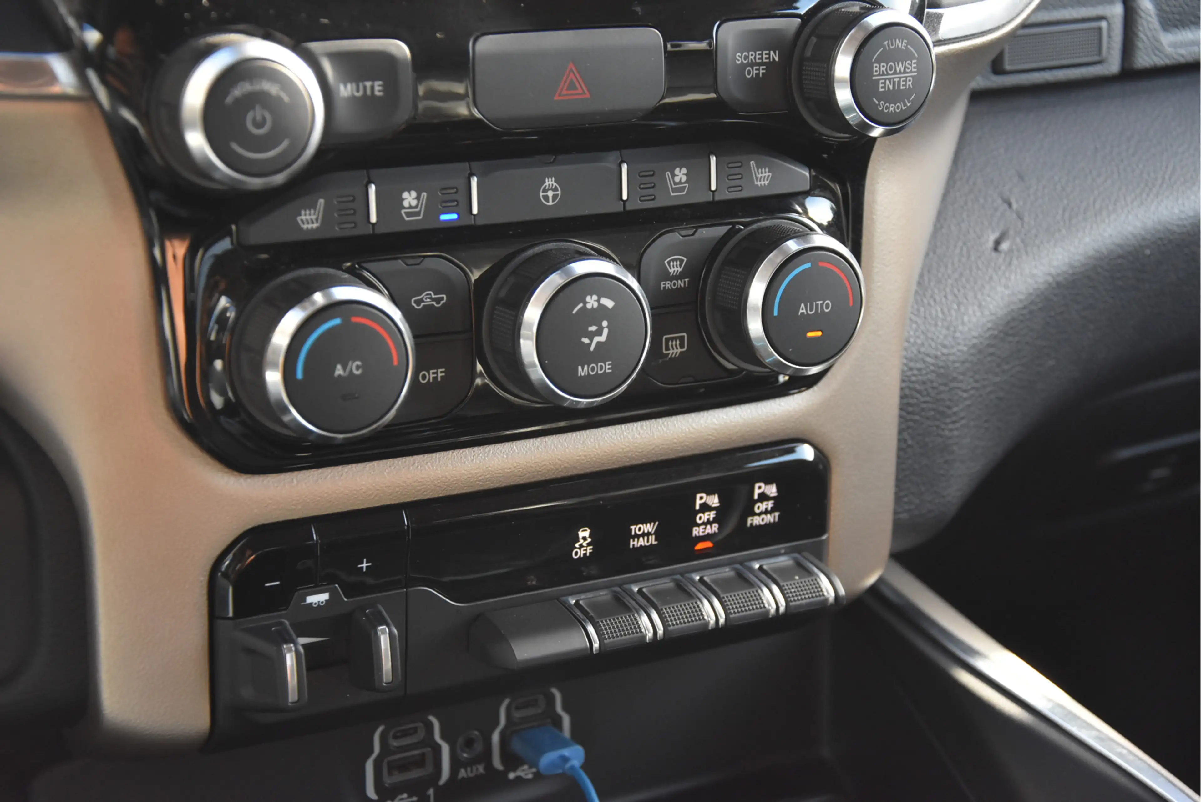 Dodge RAM 1500 5.7 Hemi Crew Cab Laramie — photo 11
