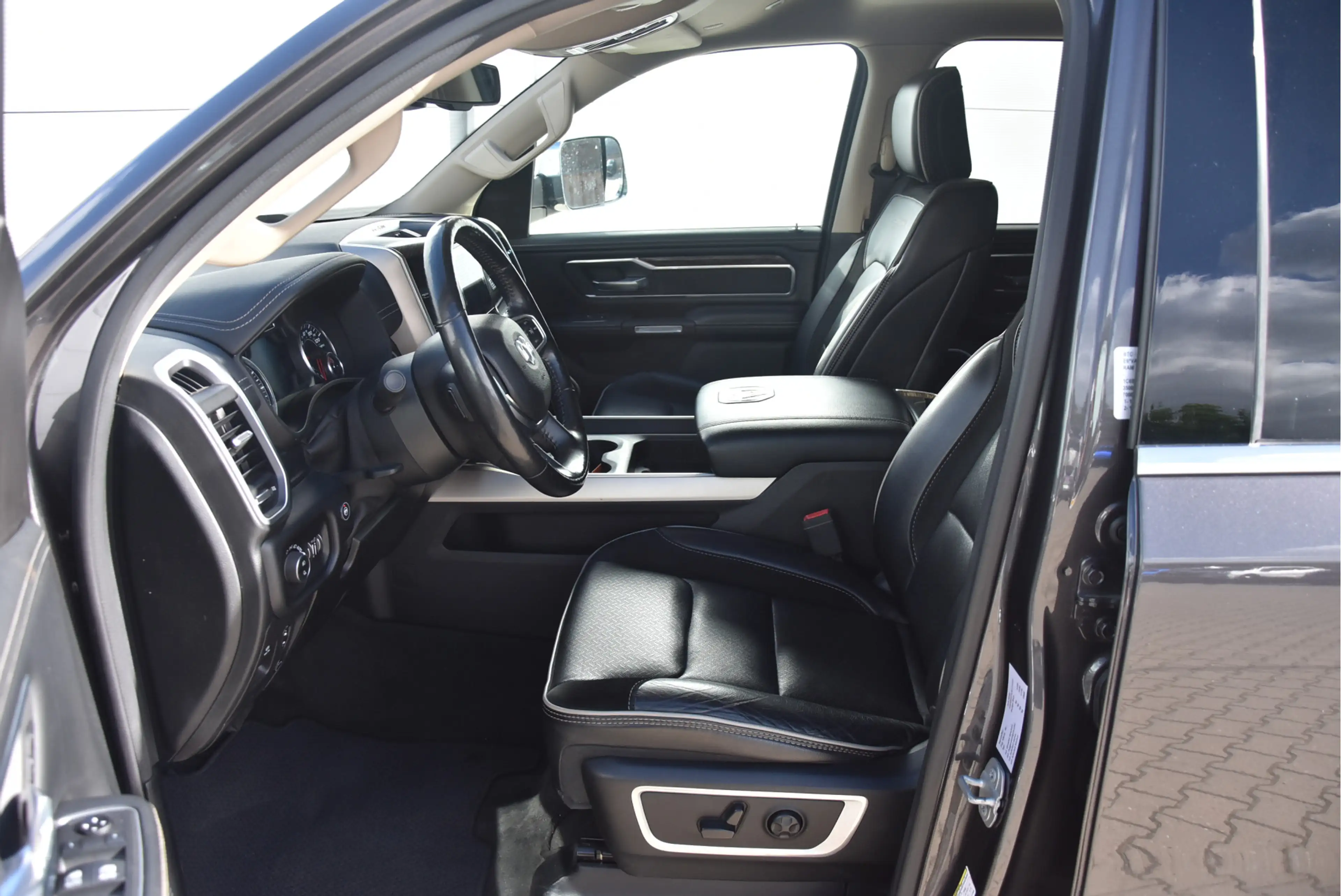 Dodge RAM 1500 5.7 Hemi Crew Cab Laramie — photo 20