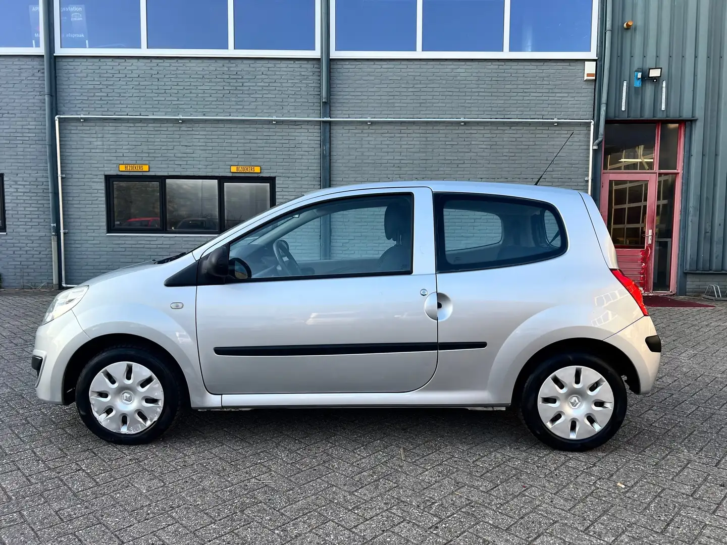 Renault Twingo 1.2 Authentique NL-Auto / 2e Eigenaar / NAP / Airc Grijs - 2