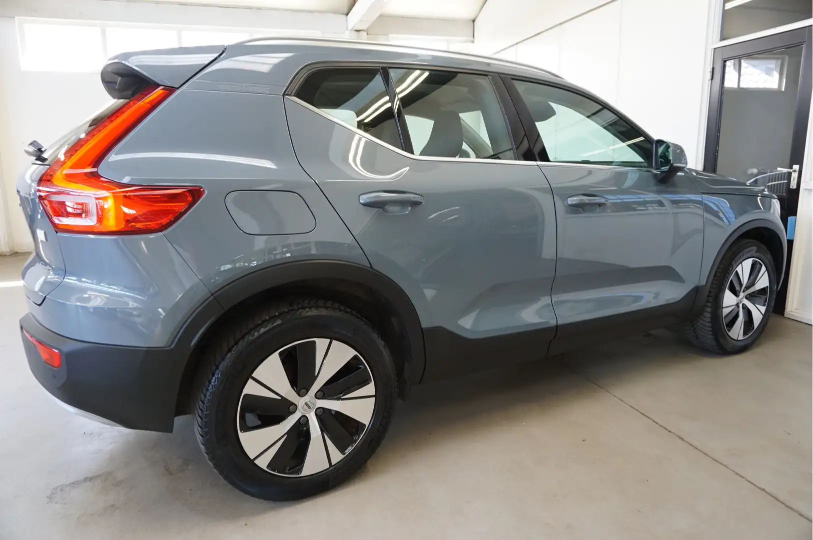 Volvo XC40 1.5 T4 Recharge Inscription Camera DAB Alarm Adapt Grijs - 2