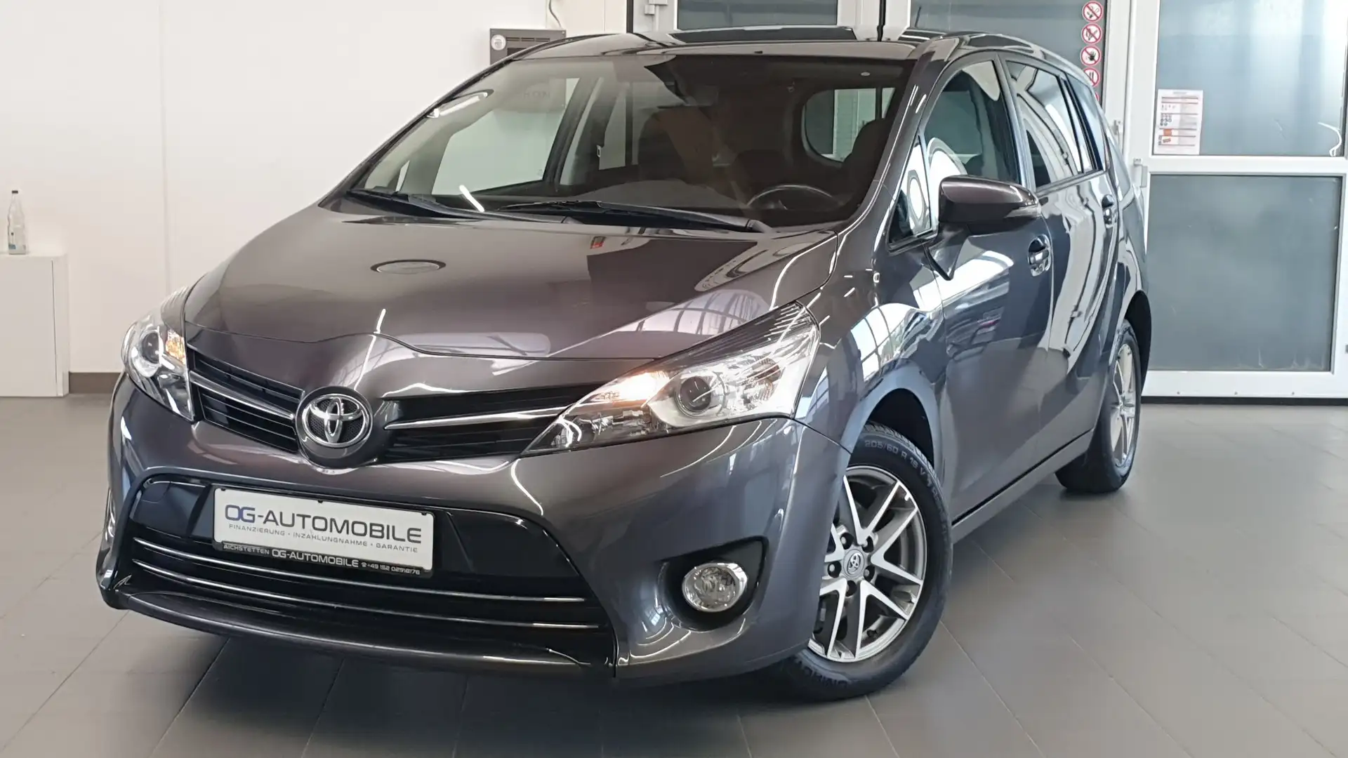 Toyota Verso SkyView Edition Gris - 1