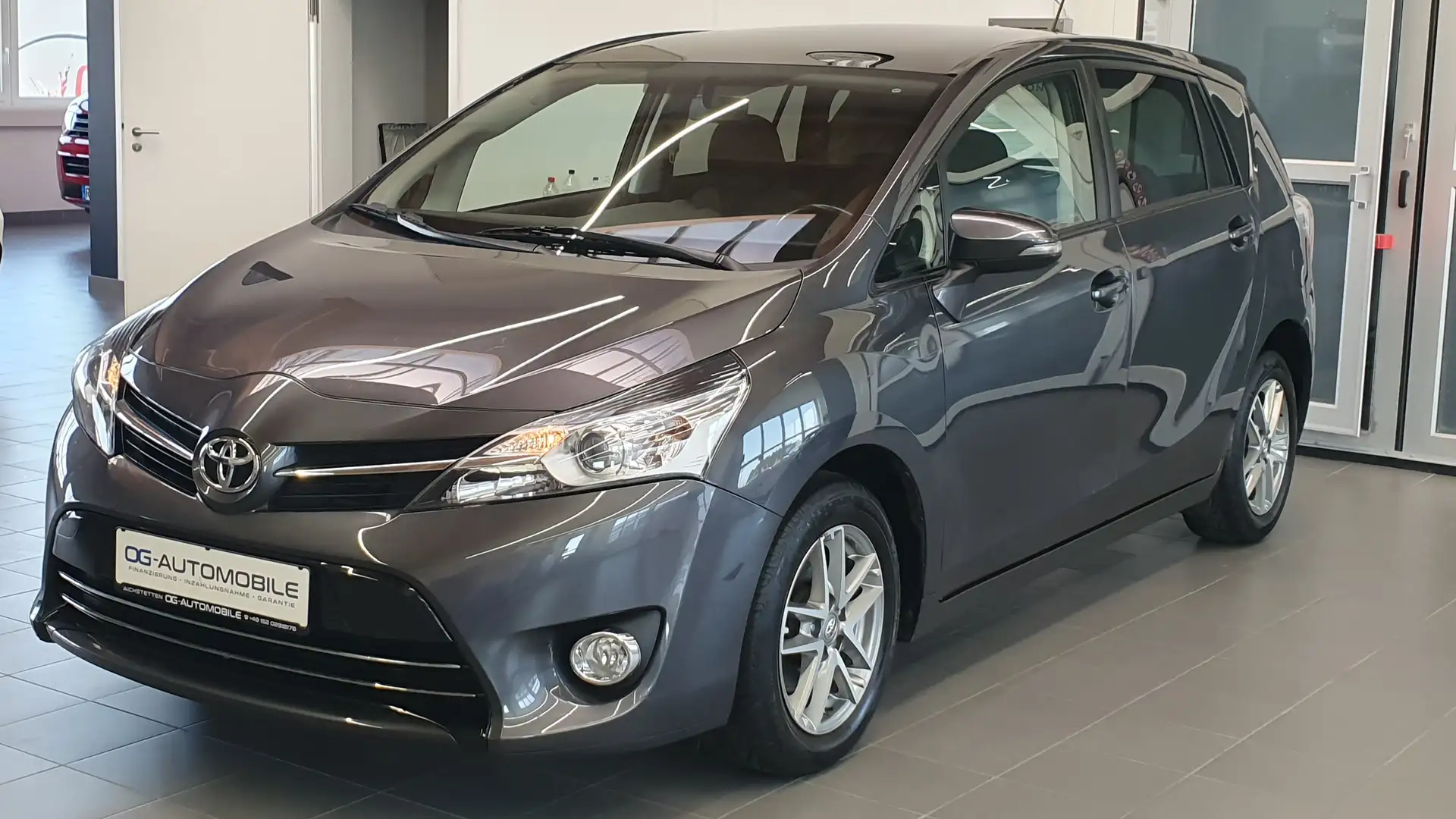 Toyota Verso SkyView Edition Gris - 2