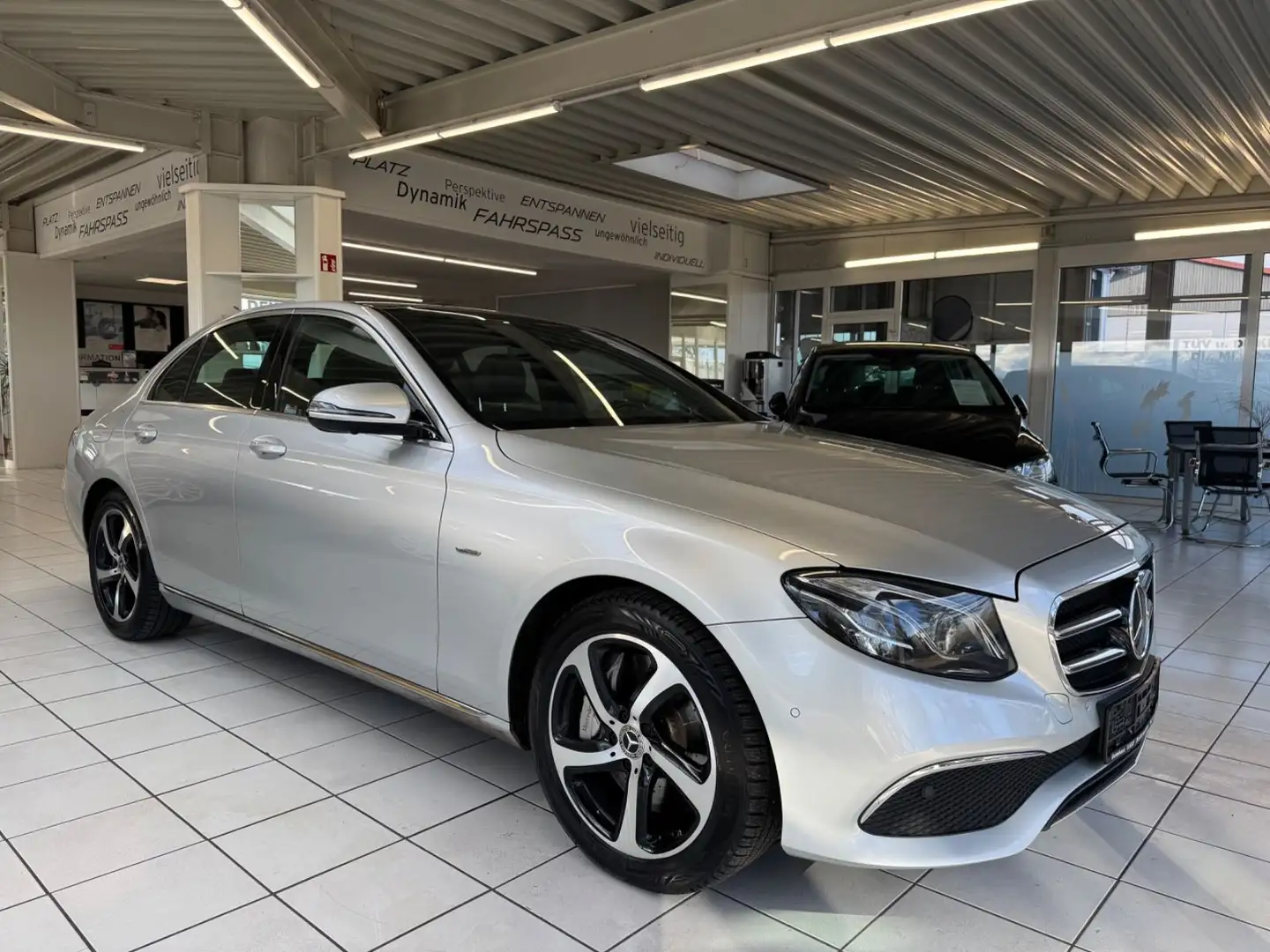 Mercedes-Benz E 400 d Lim.4Matic  9G-tronic*AHK*LED Silber - 1