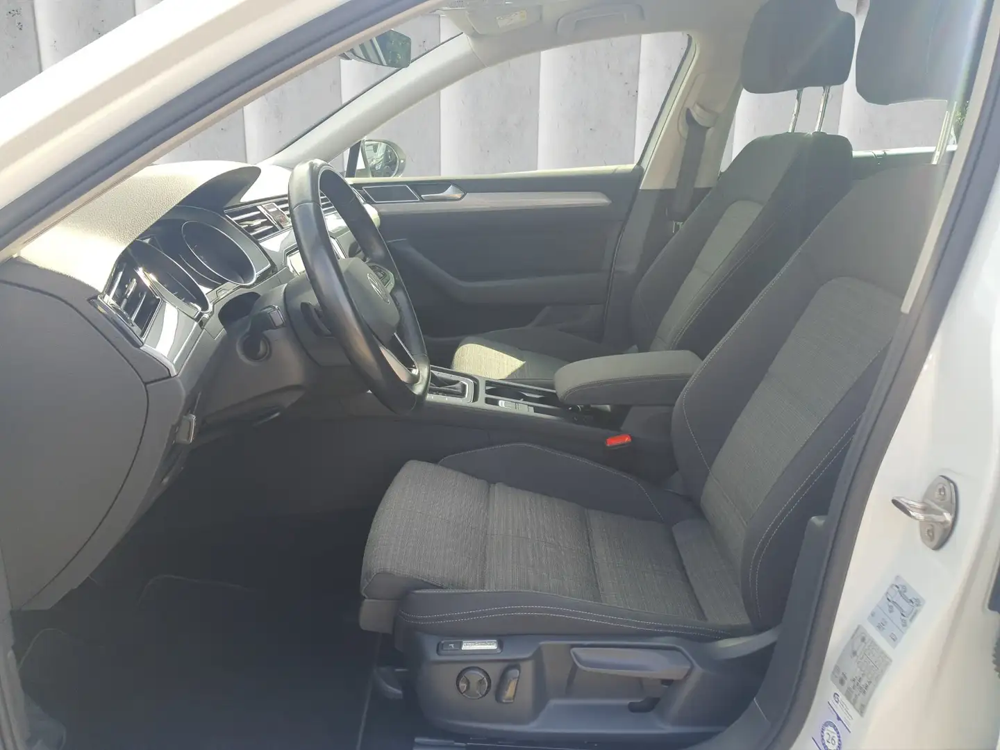 Volkswagen Passat Business Kombi 2.0 TDI Aut. | LED | ACC Blanc - 2