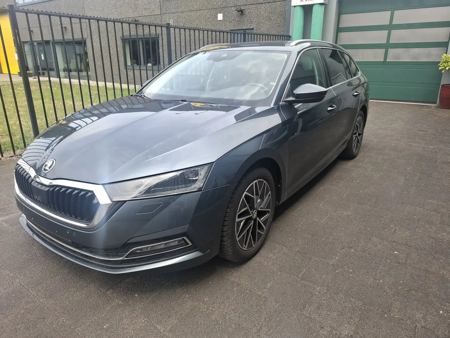 Skoda Octavia Combi 2.0 crtdi (Green tec) DSG Style Grijs - 2