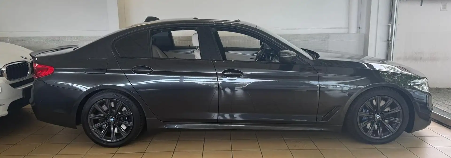 BMW 540 i M-Sport LED Soft-Close Key-Go Kamera Digital SHZ Gris - 2