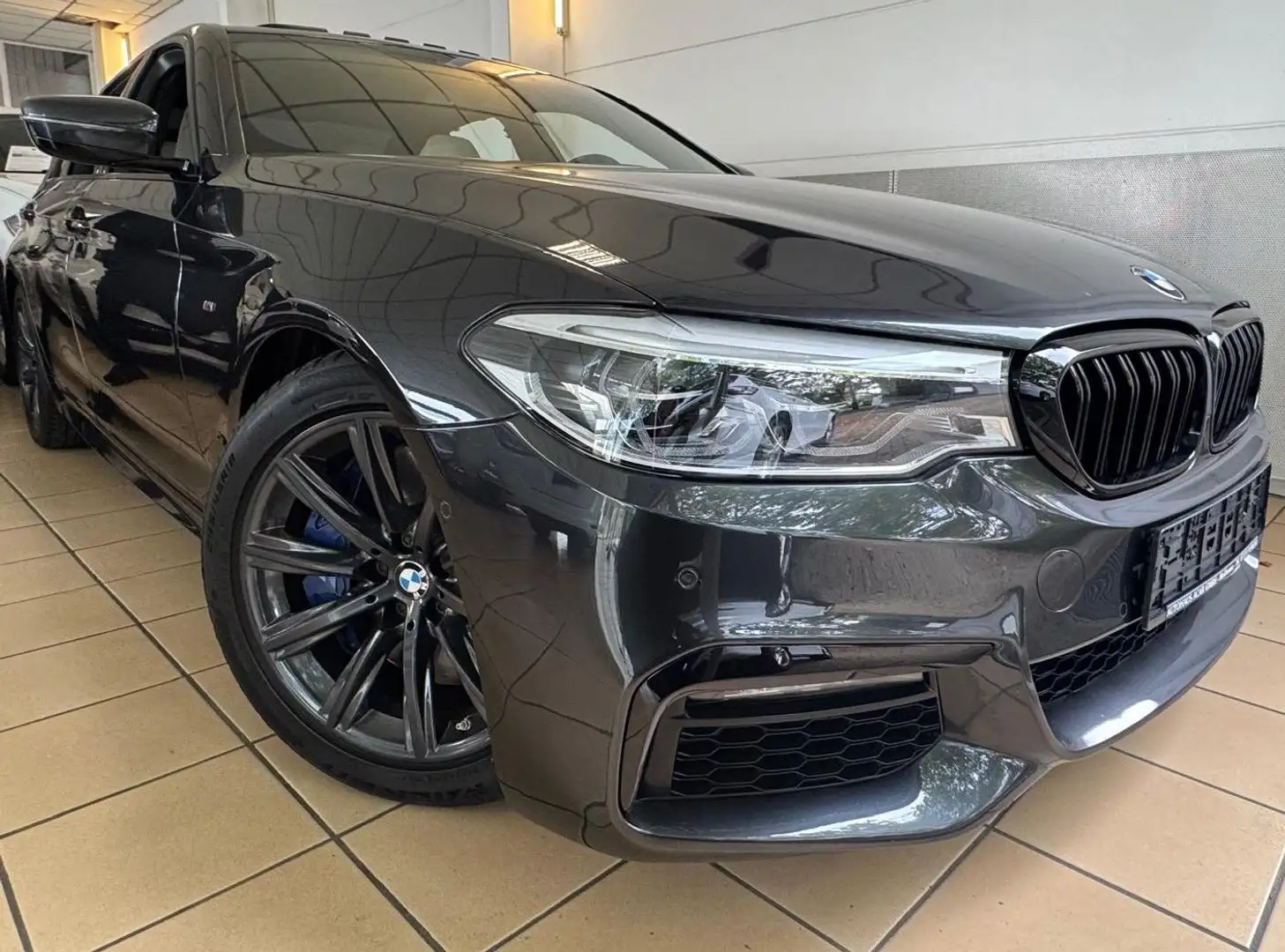 BMW 540 i M-Sport LED Soft-Close Key-Go Kamera Digital SHZ Gris - 1