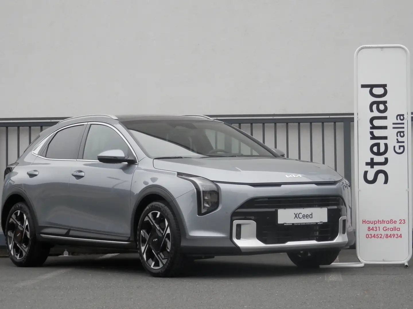 Kia XCeed 1,6 TGDI Gold DCT7/P2/SD Silber - 1