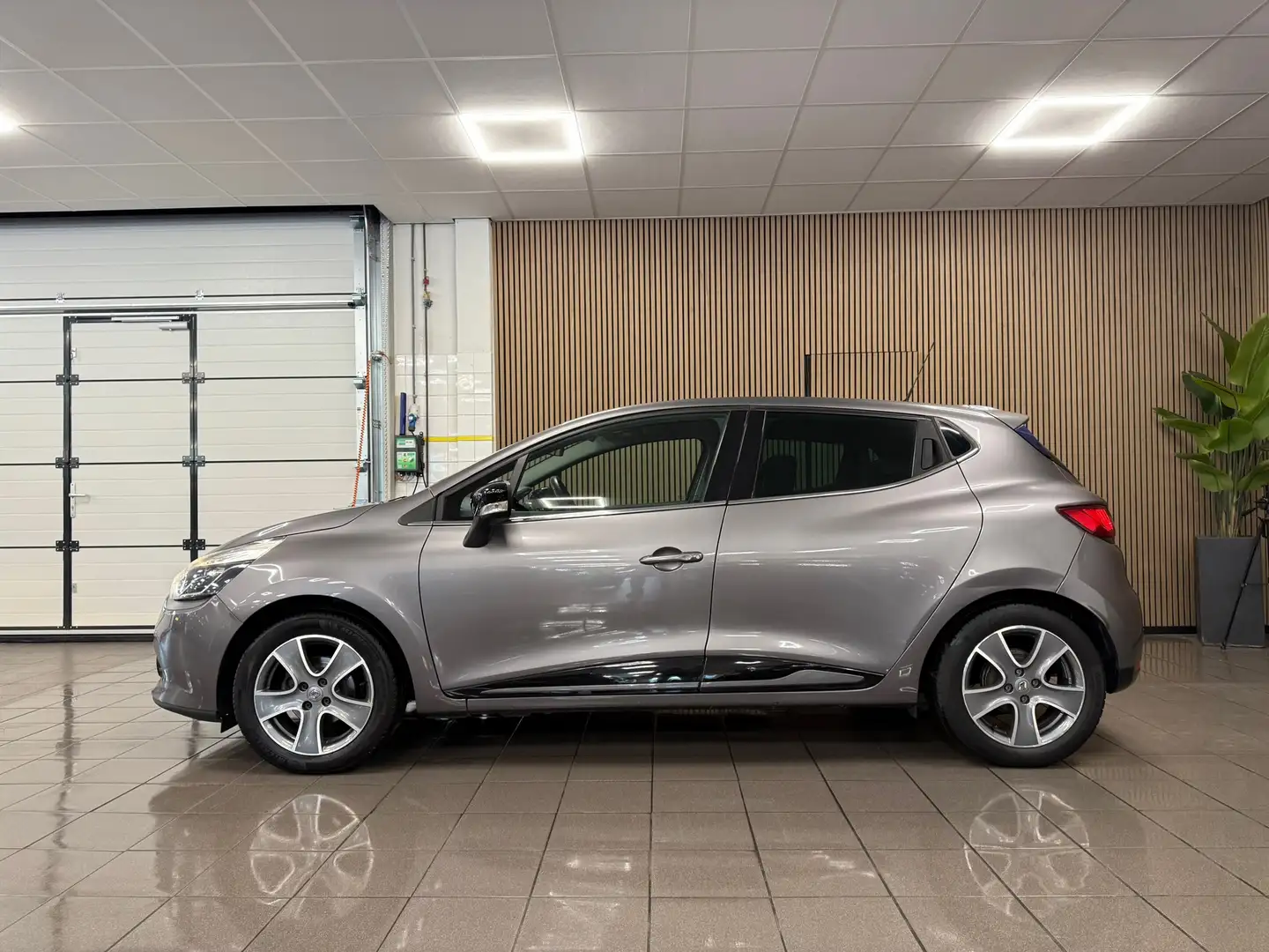 Renault Clio 0.9 TCe ECO Night&Day * Afn. Trekhaak / Navigatie Grijs - 2