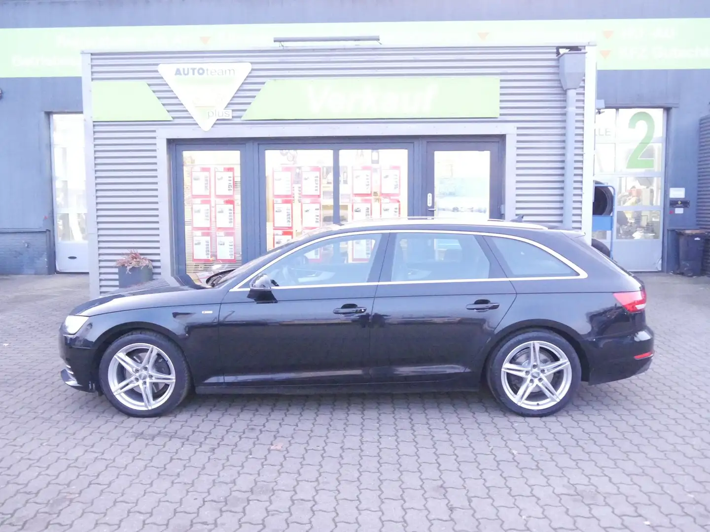 Audi A4 sport*NAVI*AHK*LEDER* Zwart - 1