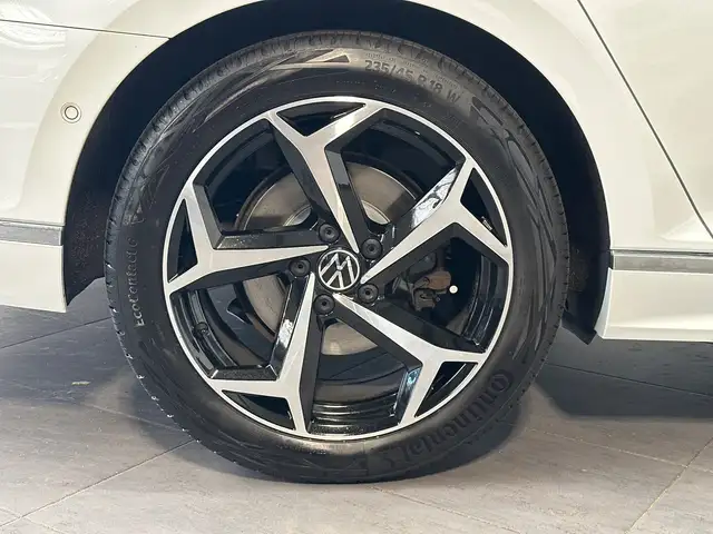 Volkswagen Passat view 3
