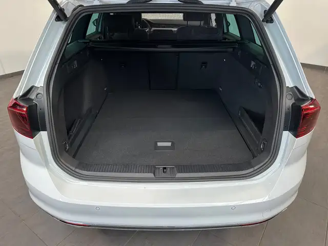 Volkswagen Passat view 8