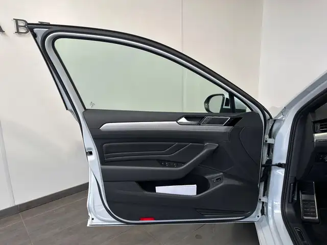 Volkswagen Passat view 6