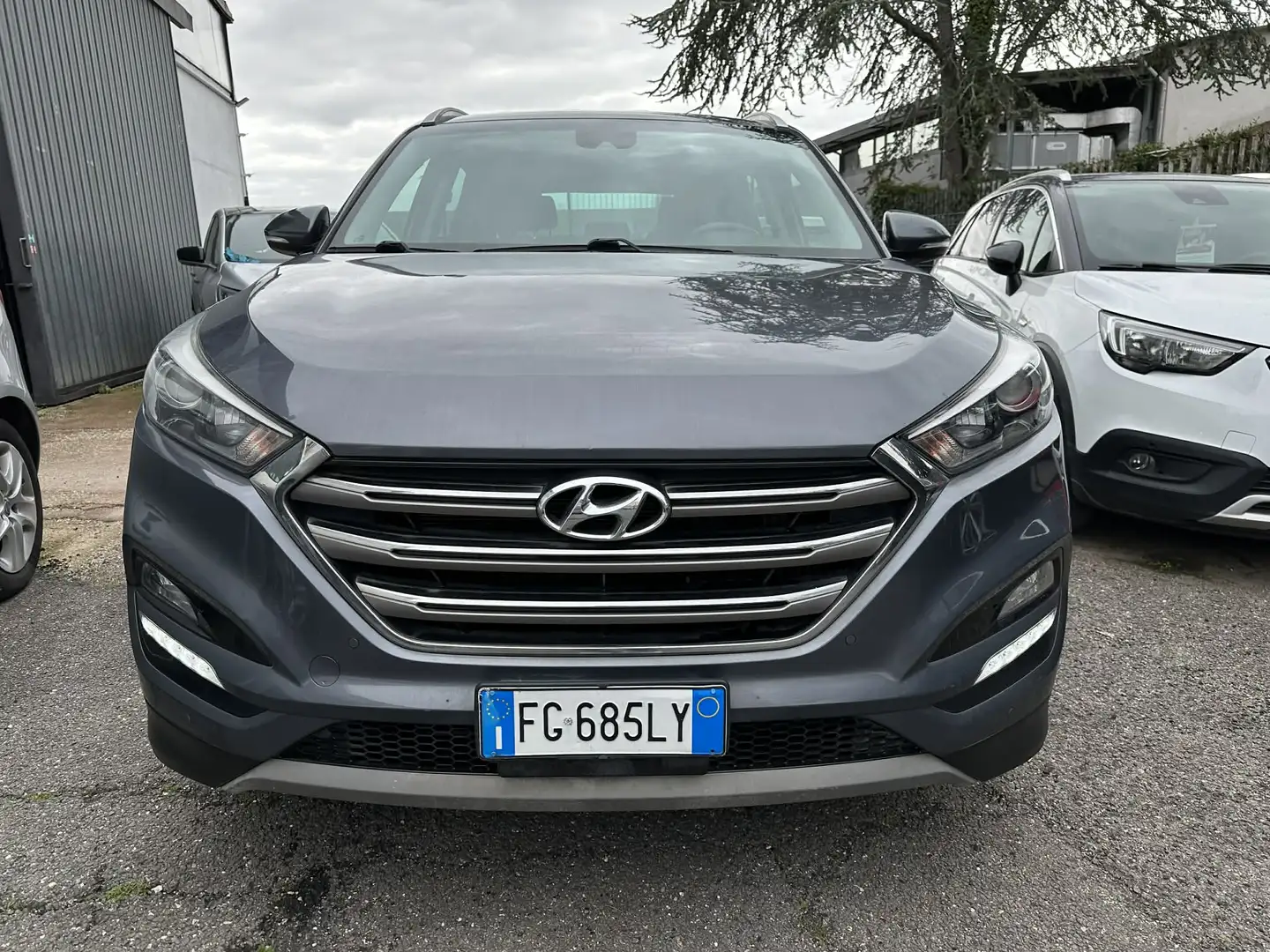 Hyundai TUCSON Tucson II 1.7 crdi Xpossible 2wd 115cv Grau - 2