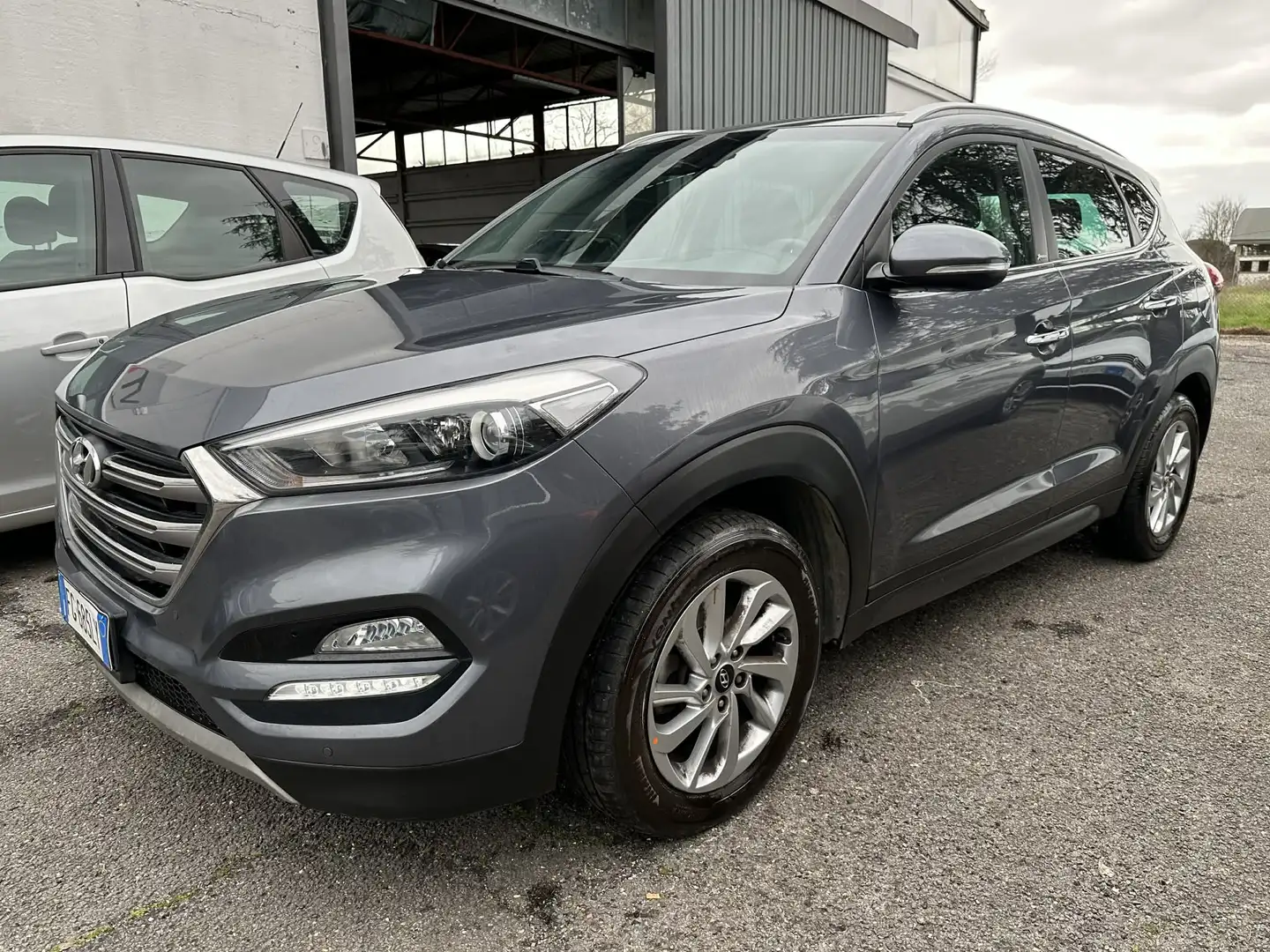 Hyundai TUCSON Tucson II 1.7 crdi Xpossible 2wd 115cv Grau - 1