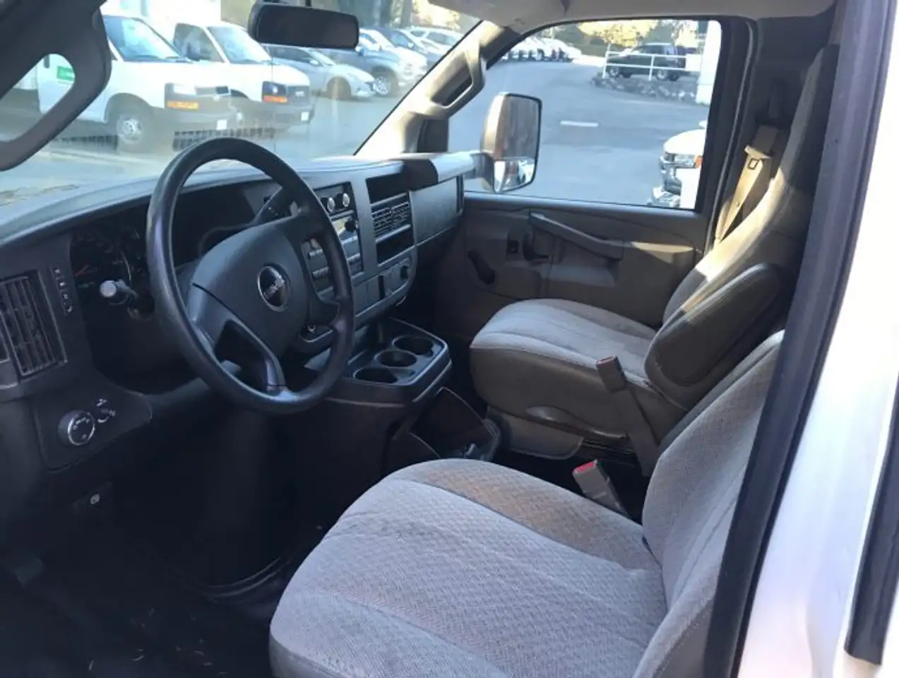 GMC Savana снимка GMC Savana