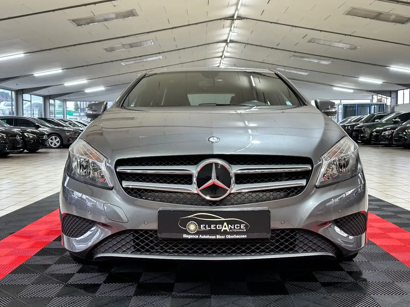 Mercedes-Benz A 180 BlueEfficiency*KAMERA*SHZ*MFL*AUTOMATIK* Gris - 2