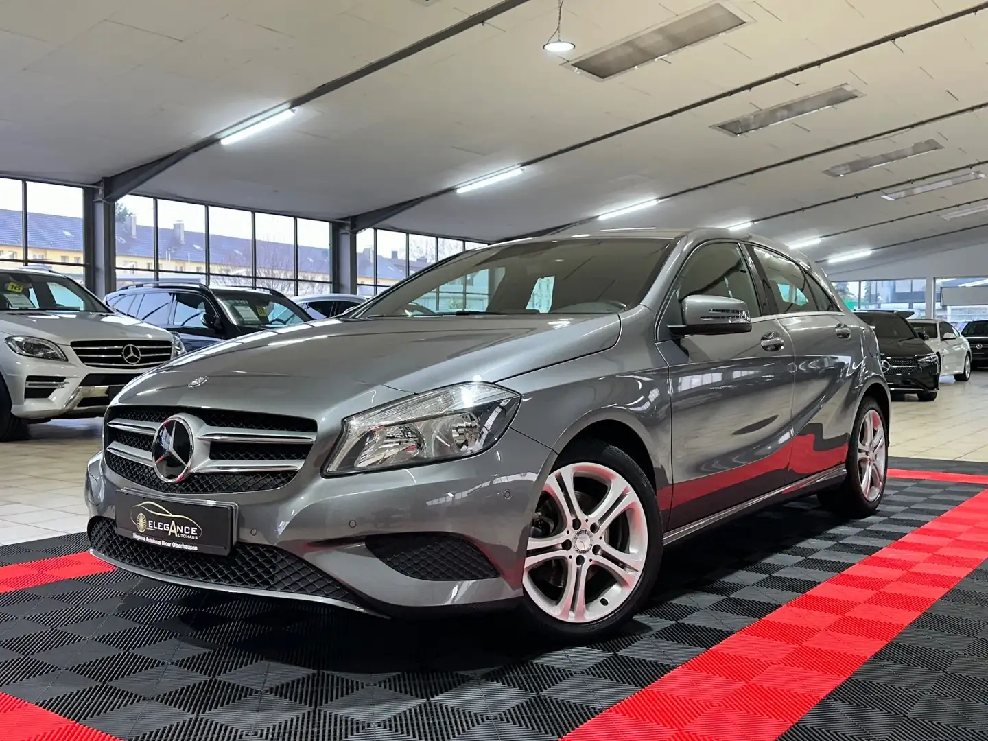 Mercedes-Benz A 180 BlueEfficiency*KAMERA*SHZ*MFL*AUTOMATIK* Gris - 1