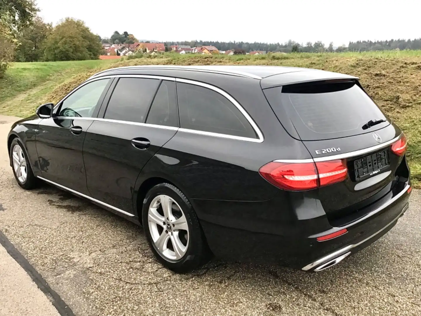 Mercedes-Benz E 200 d T-Mod.AVANTGARDE 9G-Tr. NAVI*LED*WR*SR ! Schwarz - 2