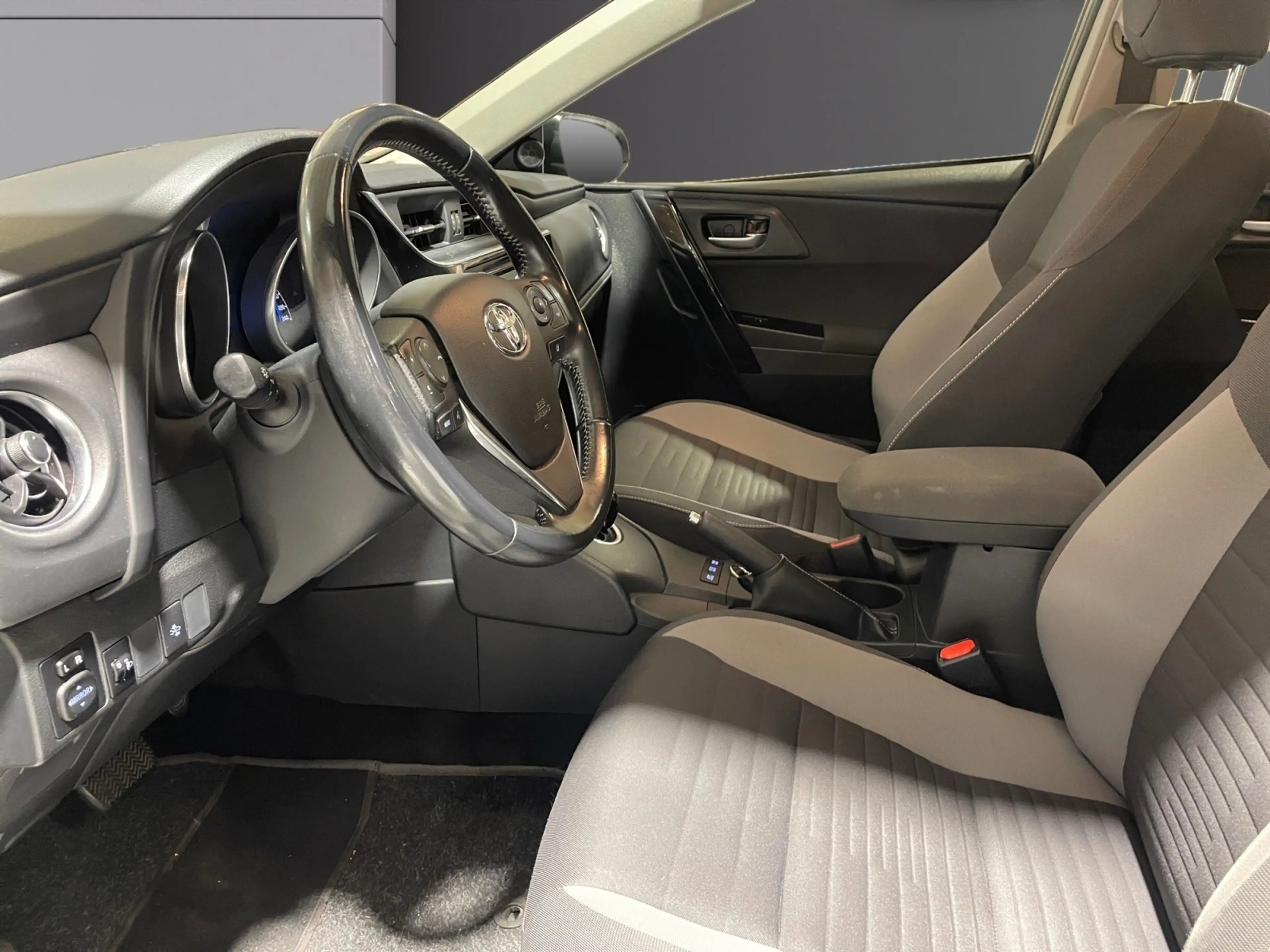 Toyota Auris Auris 1.8 (Hybrid) Cool — photo 9