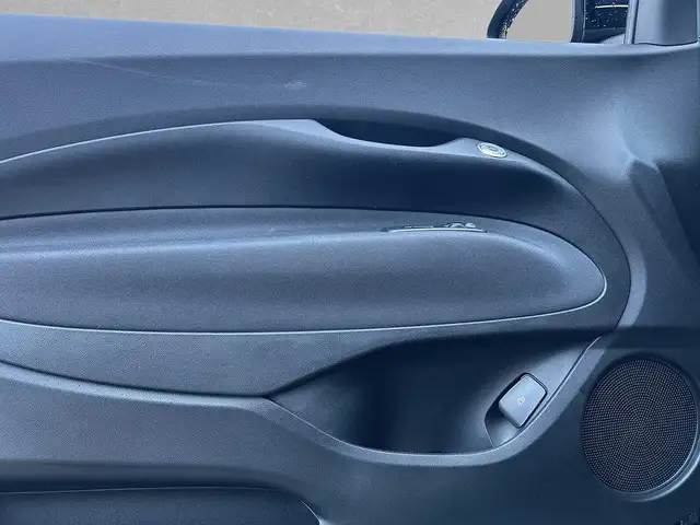 Fiat 500E view 5