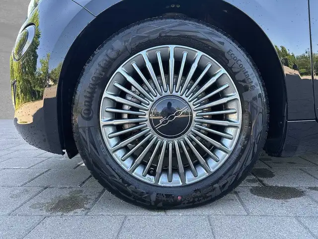 Fiat 500E view 9