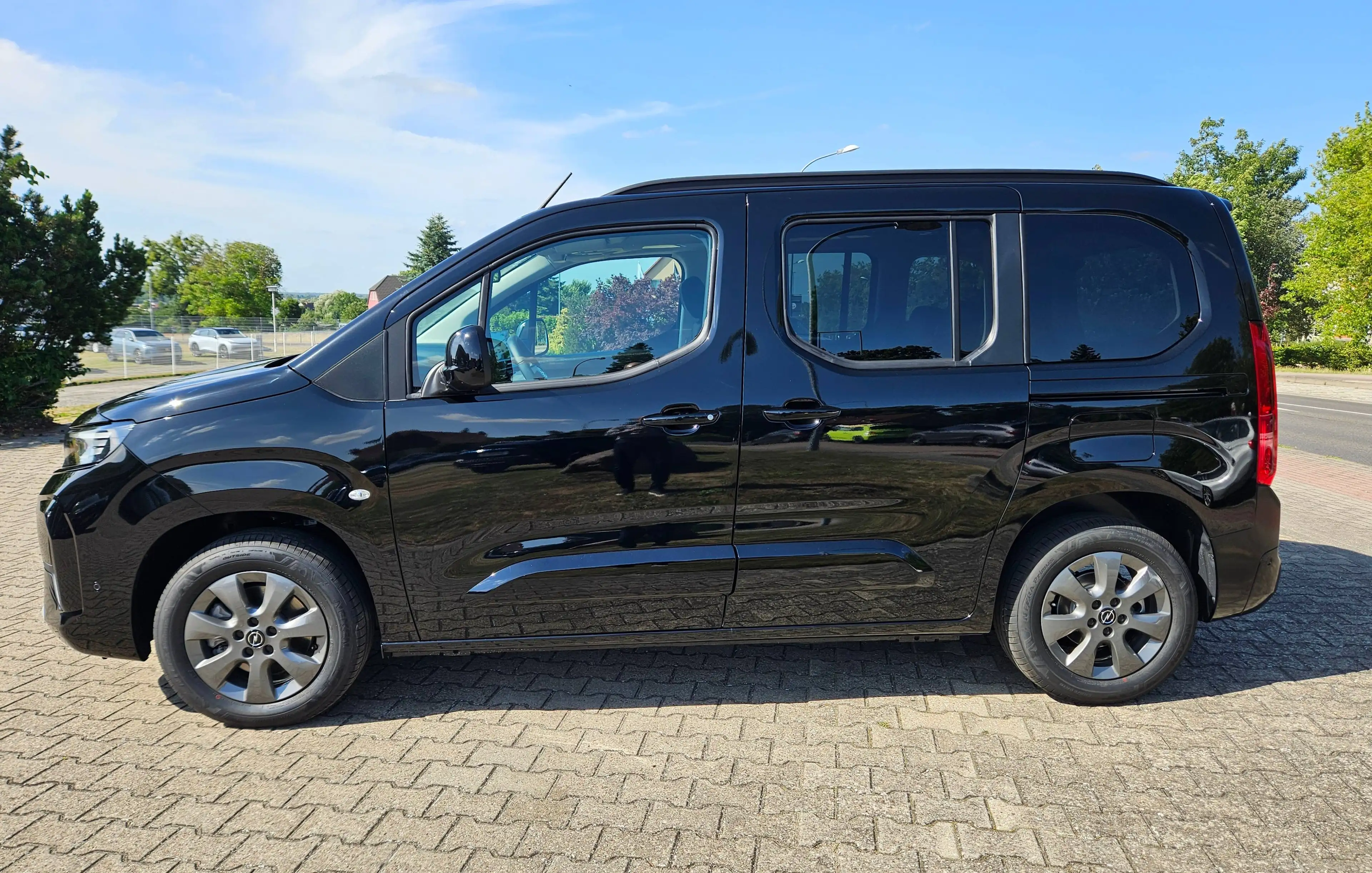 Opel Combo Life GS 1.5 D 96kW AHK P-Dach NAVI LED Winter Keyless — photo 2