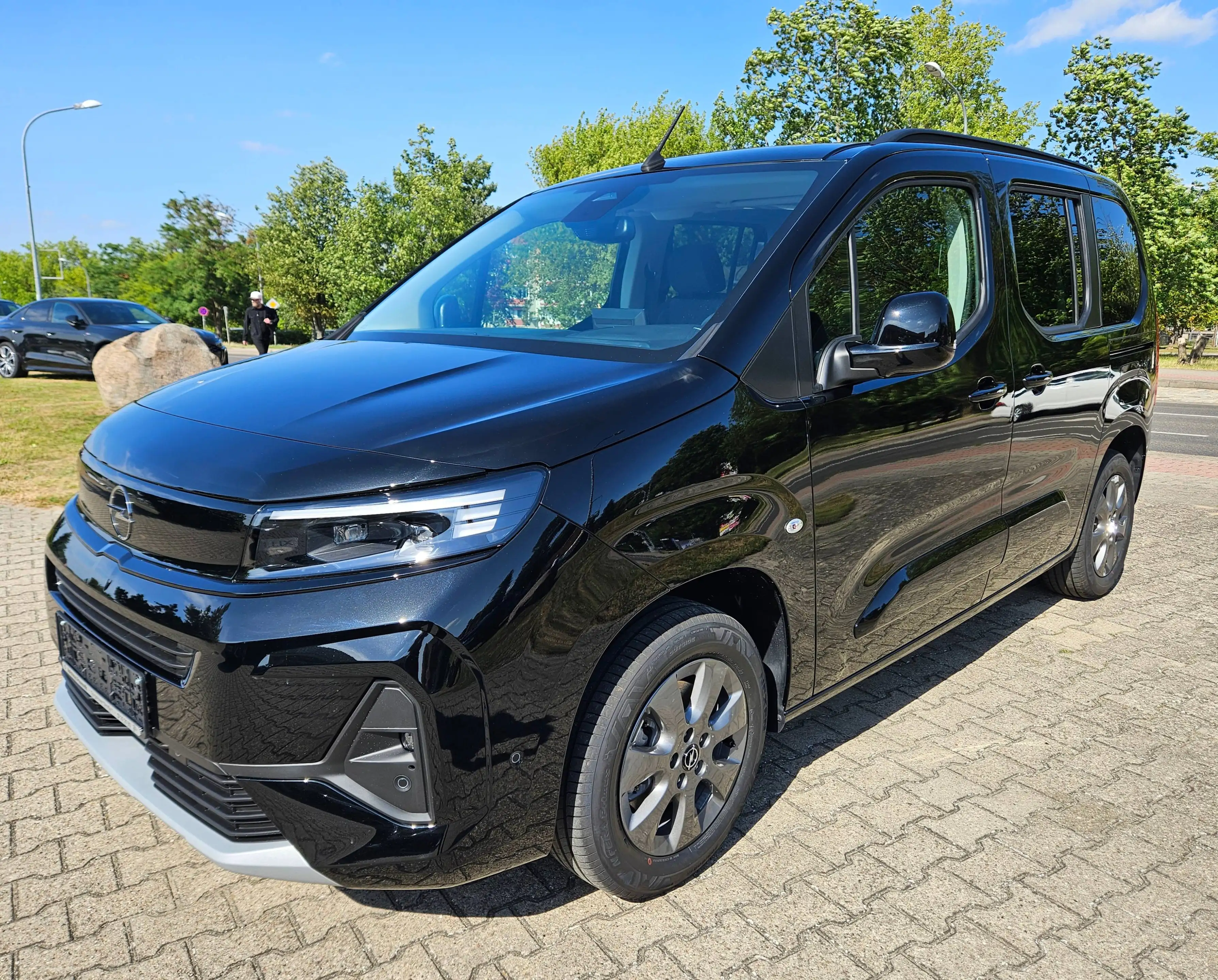 Opel Combo Life GS 1.5 D 96kW AHK P-Dach NAVI LED Winter Keyless