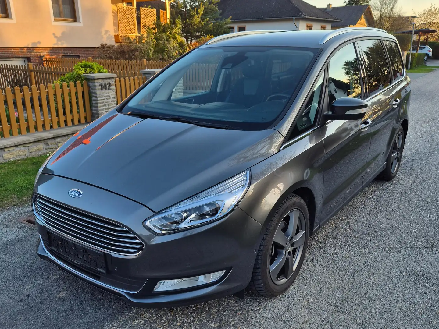 Ford Galaxy Galaxy 2,0 TDCi Titanium, Leder, 7 Sitze - Pickerl,  Zahnriemenservice und AHK neu,*TOP* Grau - 1