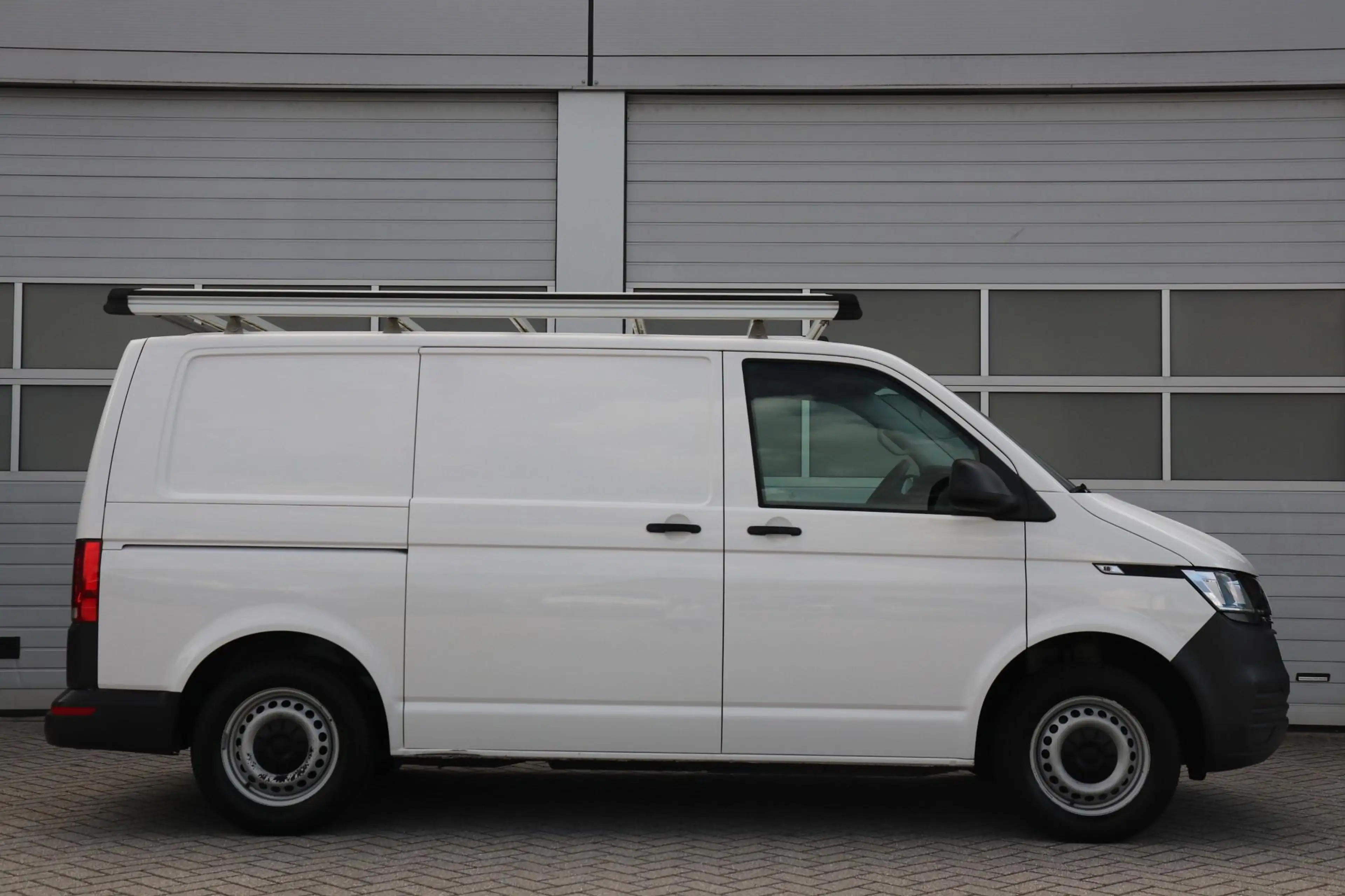 Volkswagen T6.1 Transporter 2.0 TDI 90pk L1H1 28 | Trekhaak  | Airco | Bluetoo — photo 3