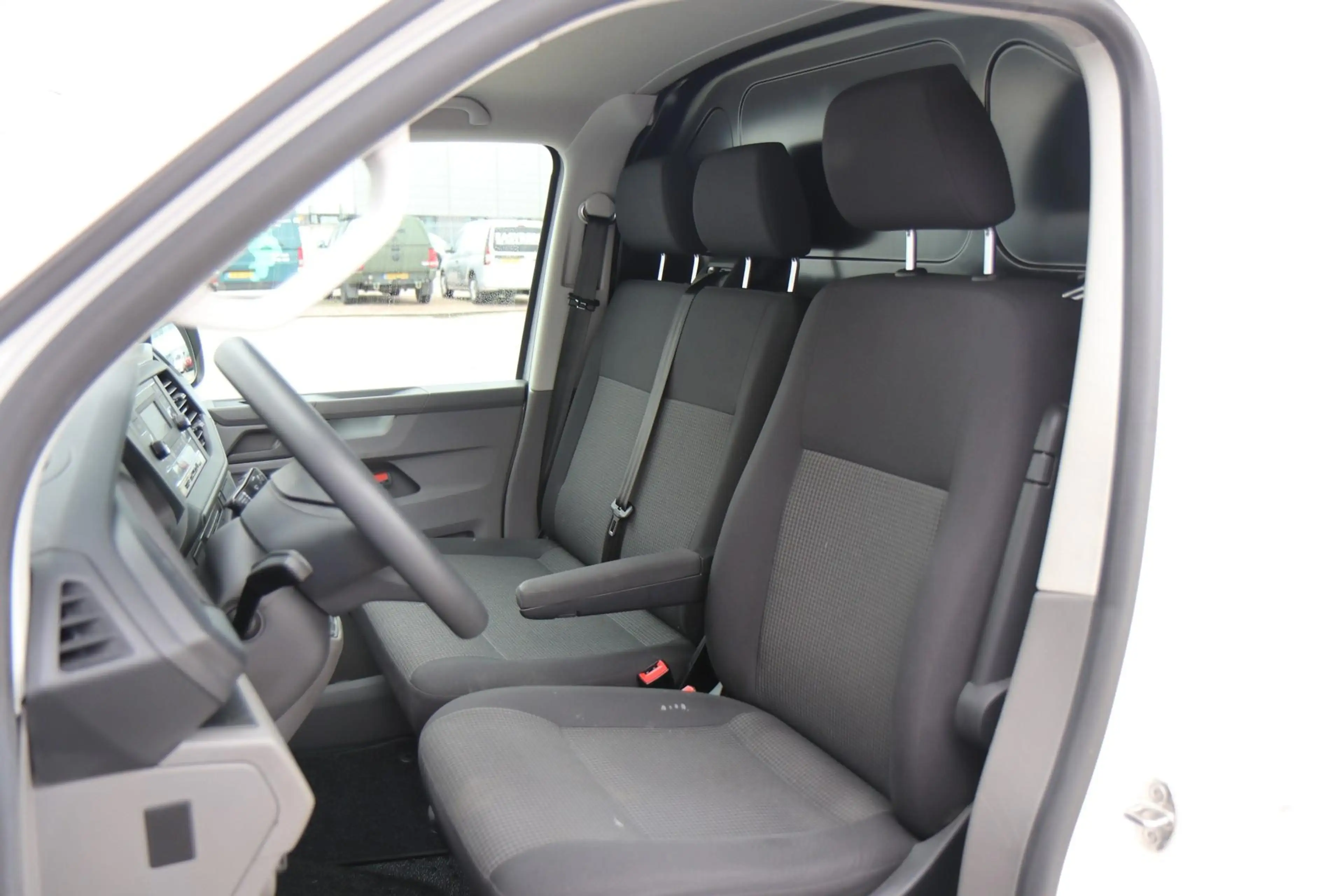 Volkswagen T6.1 Transporter 2.0 TDI 90pk L1H1 28 | Trekhaak  | Airco | Bluetoo — photo 4